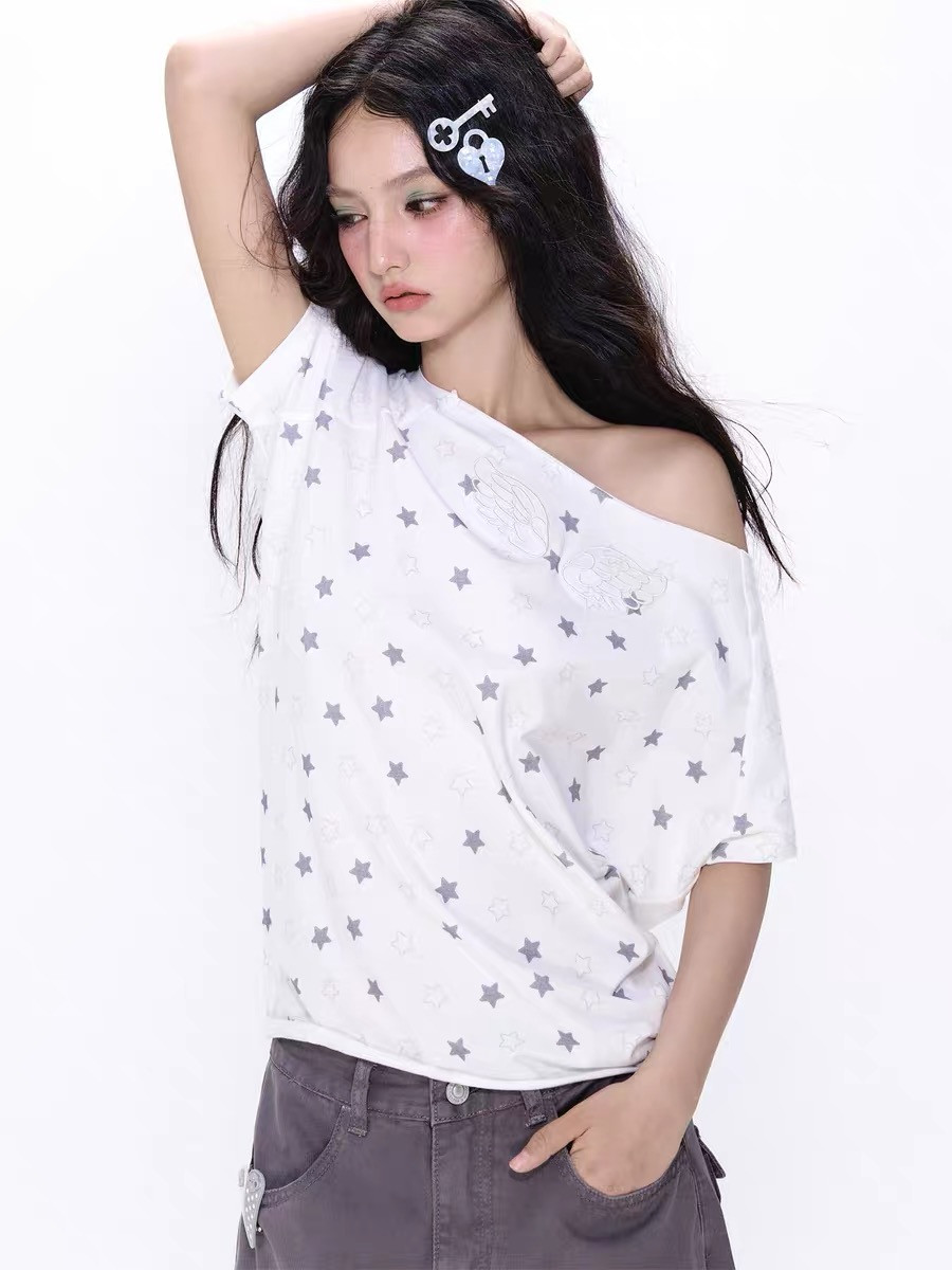 เสื้อยืดสีขาวไหล่เดียวแขนสั้นพรินต์ลายดาว ออกแบบแคบเอวสำหรับผู้หญิงสไตล์หวานเผ็ด
