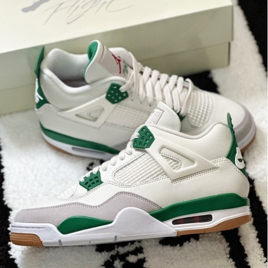 ♞Nike SB x Jordan Air Jordan 4 Pine Green รองเท้าผ้าใบ TRD