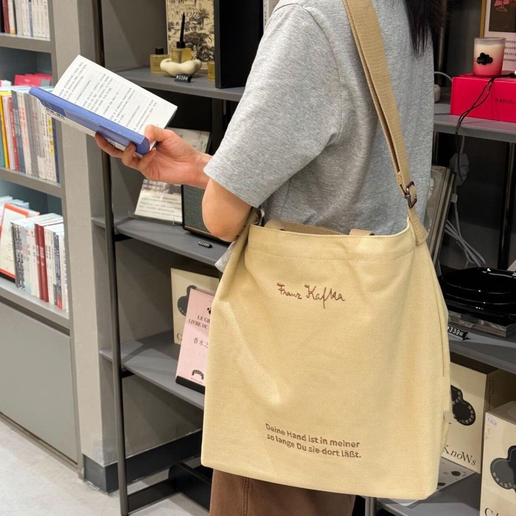 ♞,♘Kafka Canvas Bag ขนาดใหญ่มีความจุย้อนยุคกระเป๋าสะพายกระเป๋านักเรียนเดินทางไปทำงานกระเป๋า crossbo