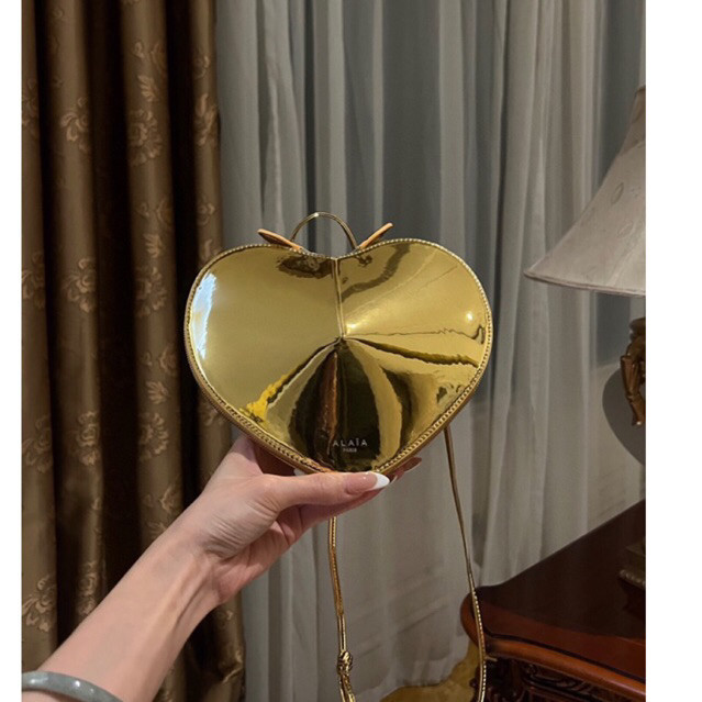 Pre order ราคา7100 Alaia LE CEUR Heart กระเป๋าสะพายข้าง size21*17*5cm