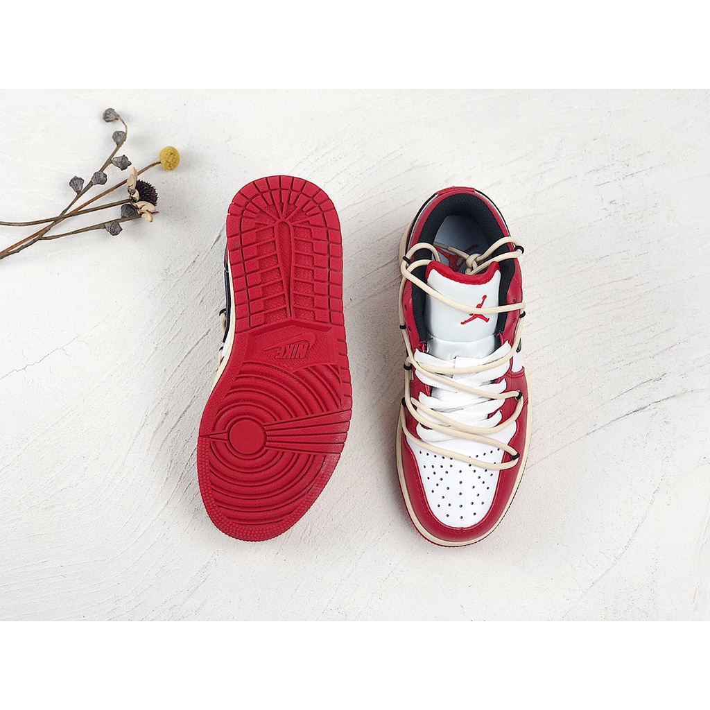 Nike Air Jordan 1 "white red Chicago" บาสเก็ตบอล Low Cut ผ้าใบลำลองสำหรับผู้ชายผู้หญิง รองเท้า Hot
