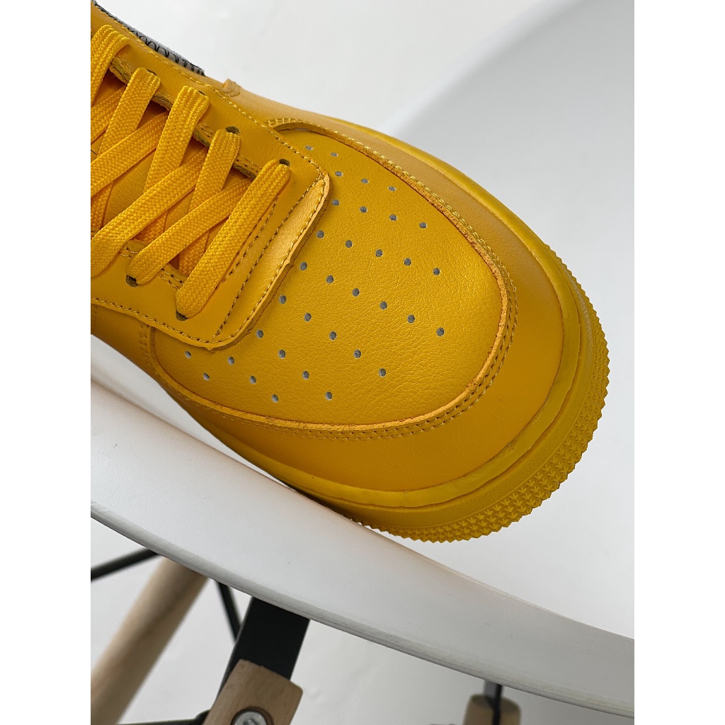 Off-White x Nike Air Force 1 Low cut Sports Basketball Shoes ผ้าใบลำลองสำหรับผู้ชายผู้หญิงสีเหลือง