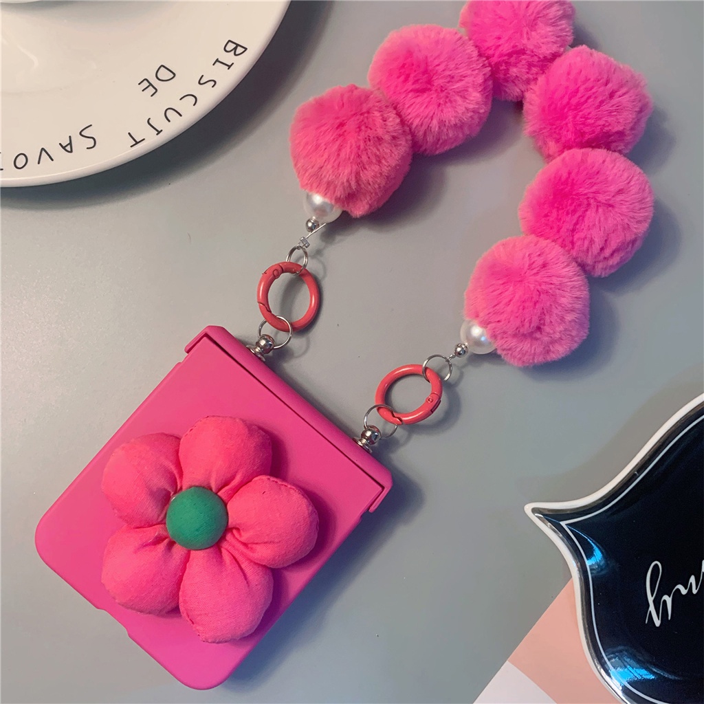 น่ารักเกาหลี 3D ดอกไม้ Hairball Plush Ball Pearl Chain Rose สีแดงสําหรับ Galaxy Zflip5 5G Flip 6 Flip6 Z Flip5 Flip5 Zflip5 แบบพกพา