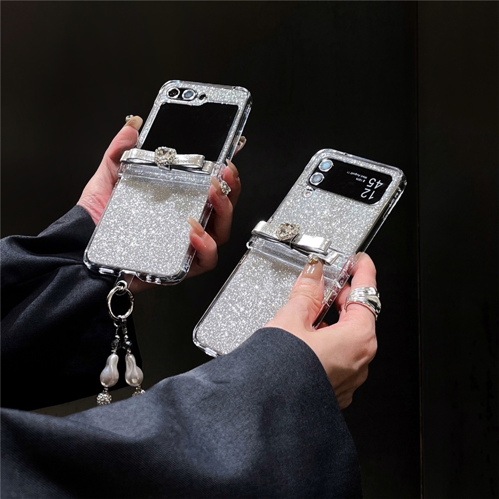 SAMSUNG เกาหลีหรูหราglitterเพชรหัวใจโบว์รูปพิเศษสร้อยข้อมือมุกสําหรับsamsung Galaxy Z Flip3 5G Z Flip4 Zflip5 Flip6 ปกหลัง