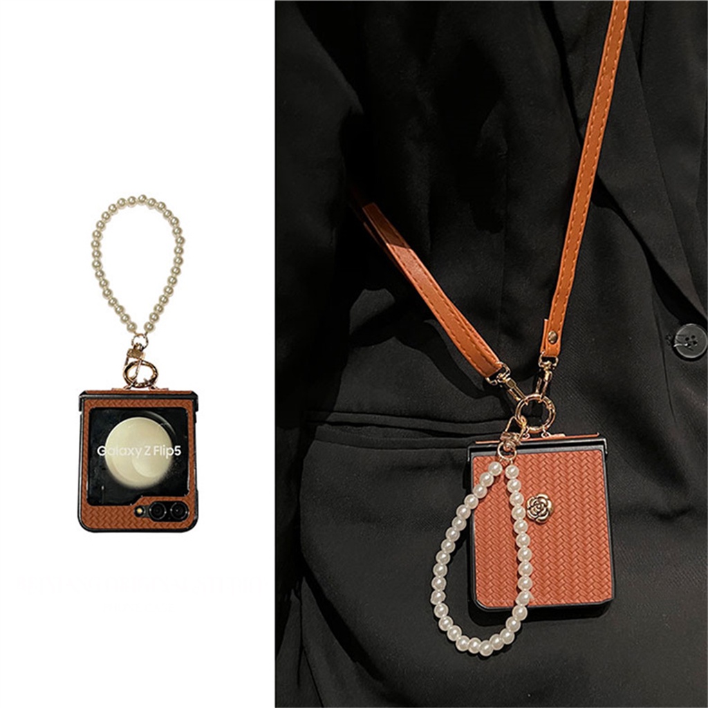 SAMSUNG หรูหราเกาหลีcrossbody Lanyard Pearl Chain Camelliaทอสีน้ําตาลสําหรับSamsung Galaxy Z Flip 5 6 Z Flip4 Flip3 Zflip5 Flip6 ฝาครอบ