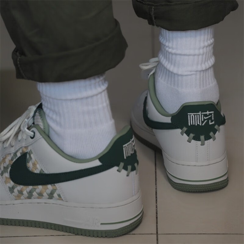 Nike Air Force 1 ผ้าใบหุ้มข้อสีขาวและเขียว รองเท้า true