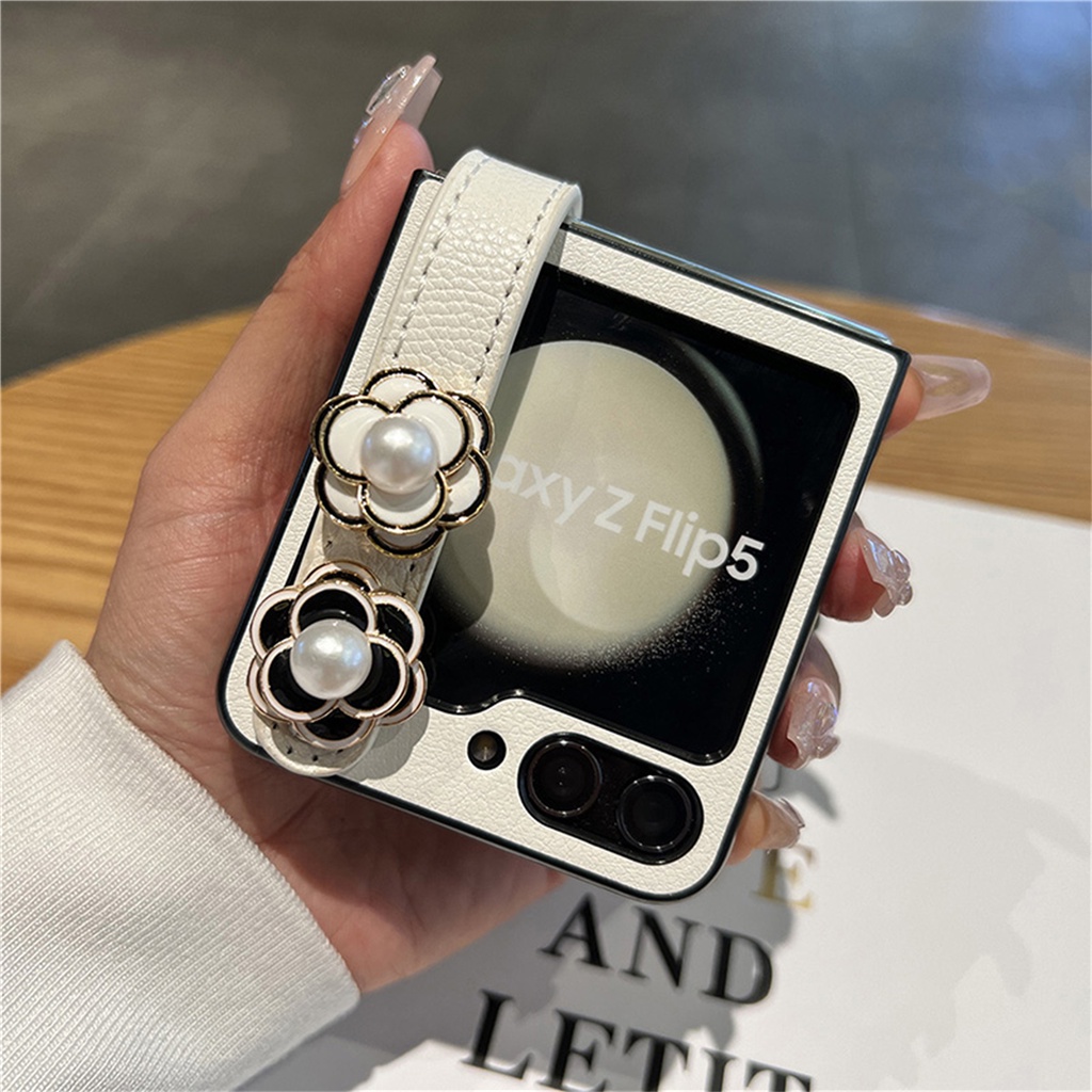 หรูหราเกาหลี 3D Pearl Camellia สายคล้องมือสําหรับ Samsung Galaxy Z Flip 5 Flip6 Zflip 6 Z Flip5 Flip5 Zflip5 ฝาครอบพร้อมที่วาง