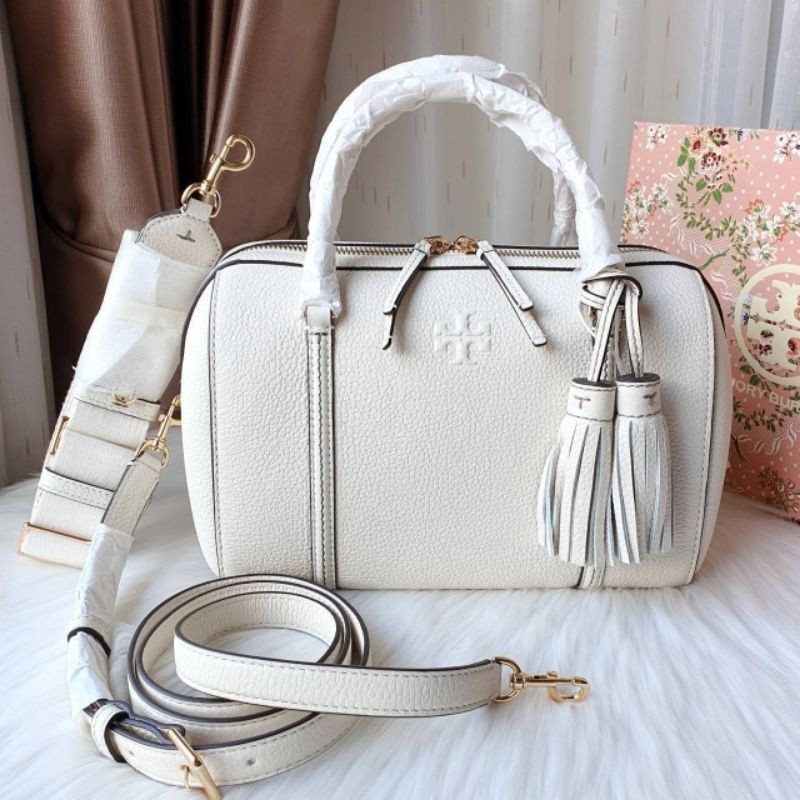 กระเป๋าทรงหมอน มี 2สาย สายสปอร์ต และสายหนัง ปรับได้ ถอดได้ค่ะNew Tory Burch  Thea Satchelสีดำ /สีขา