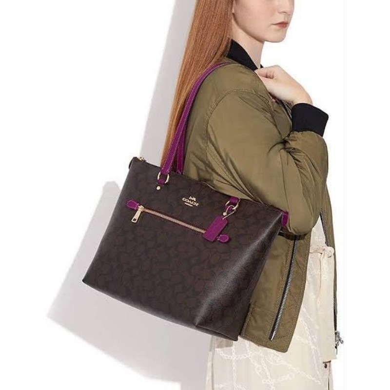 กระเป๋าสะพายไหล่ สีน้ำตาลเข้ม สายม่วงNEW COACH 79609 GALLERY TOTE IN SIGNATURE CANVAS