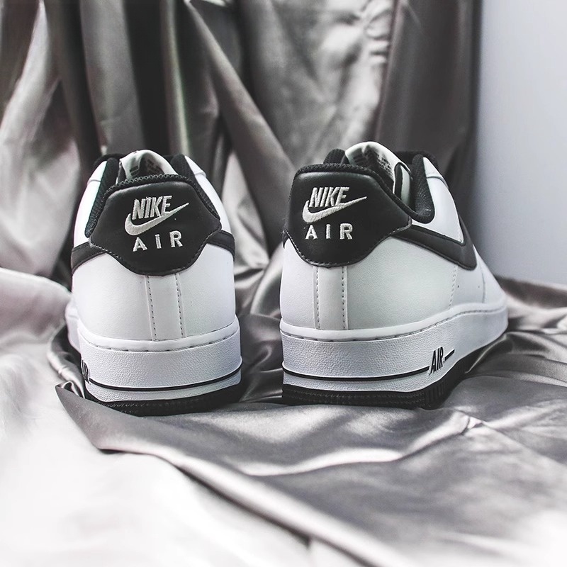 Nike Air Force 1 ผ้าใบหุ้มข้อสีดำและสีขาว รองเท้า Hot sales