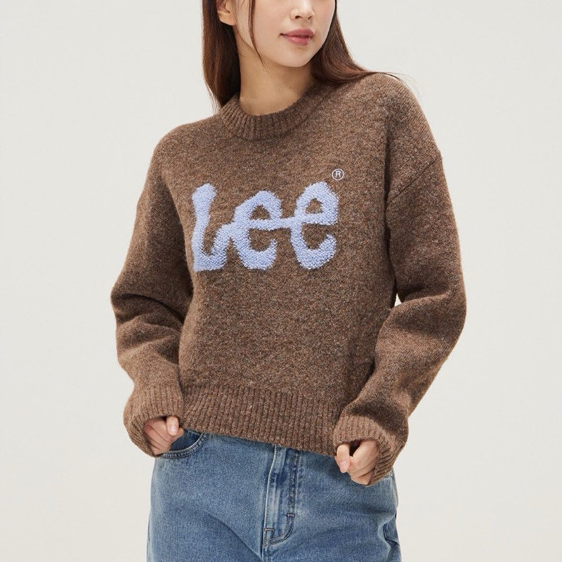 ♞[ พร้อมส่ง ] LEE Buckle Big Twitch Logo Knit bvc
