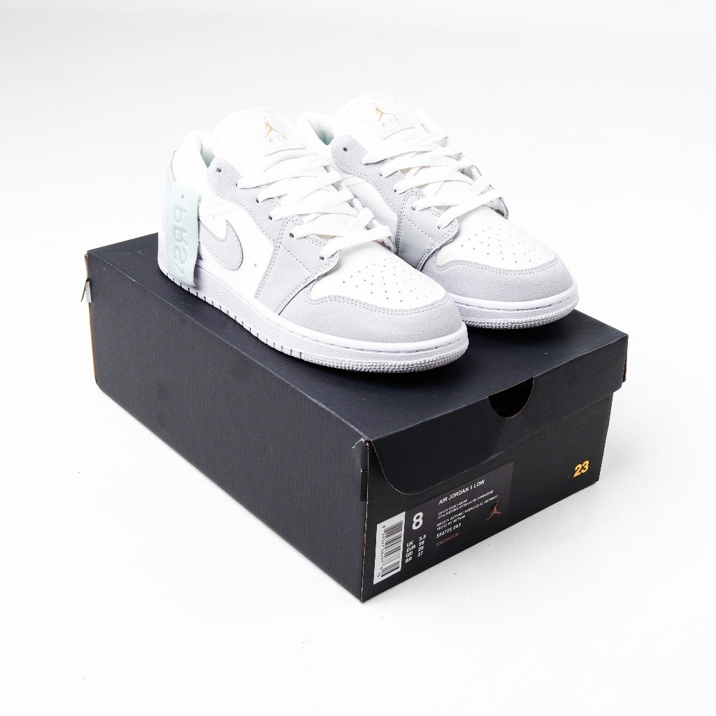 รองเท้ากีฬา  เป็นต้นฉบับ (SLPRDS) Sepatu Nike Air Jordan 1 Low Paris White Sky Grey