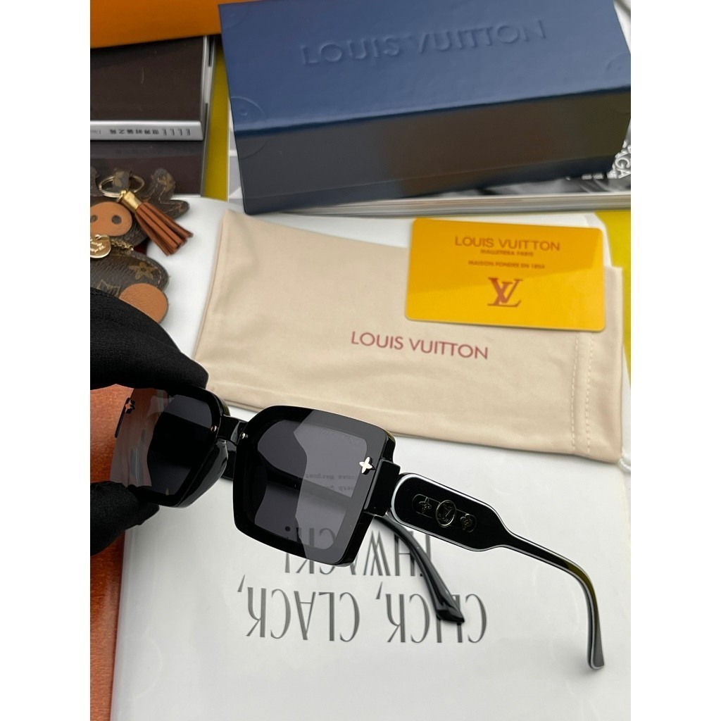 (จัดส่งรวดเร็ว) แว่นกันแดด Louis Vuitton Street Travel AY1228