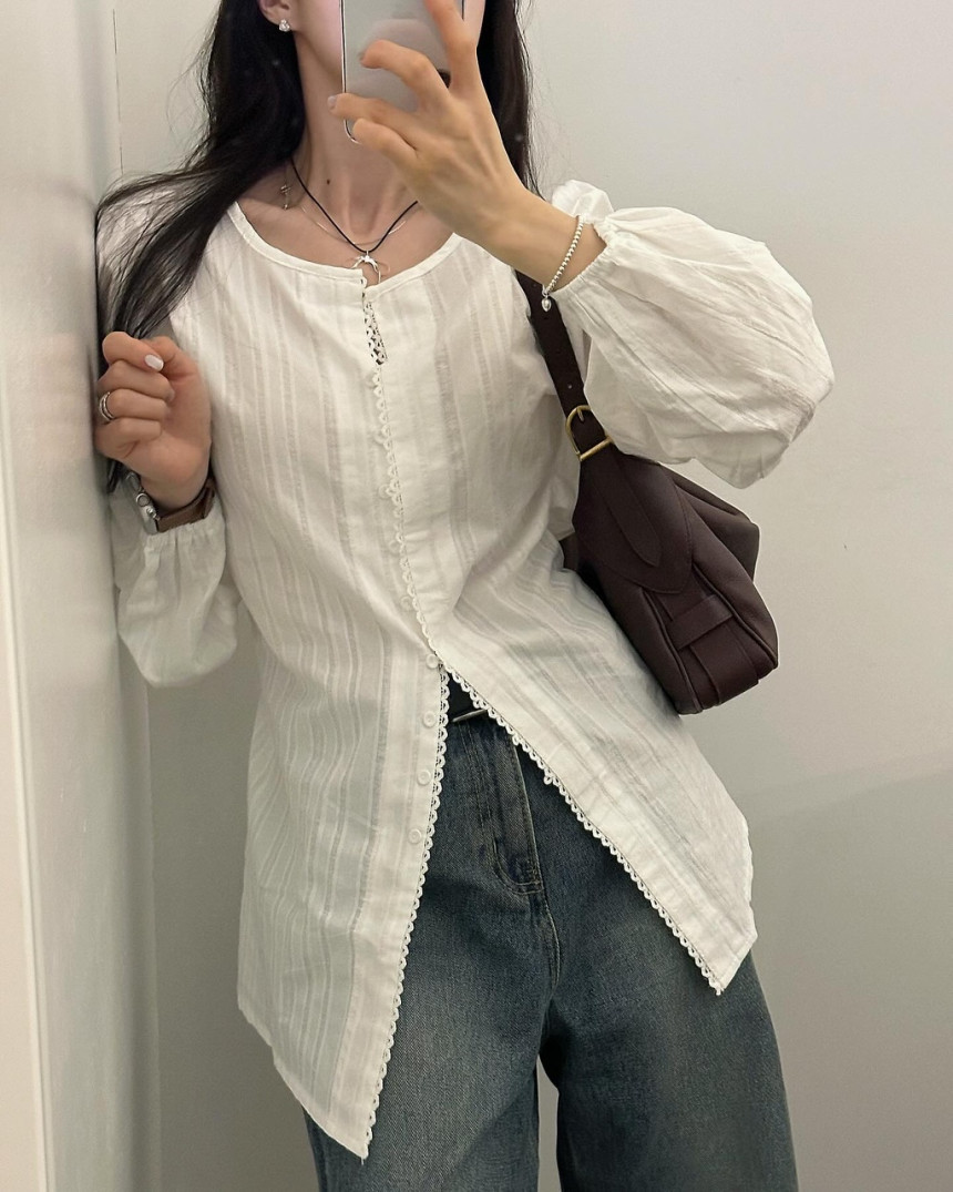 70870 เสื้อเชิ้ตแขนยาว คอกลม แต่งกระดุมแถวเดียว แต่งลูกไม้ ลายทาง