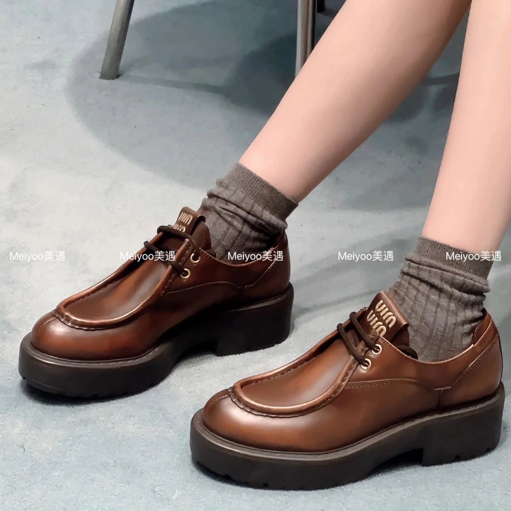 Miumiu Miu รองเท้าโลฟเฟอร์ลําลอง หนังวัวแท้ ส้นเตี้ย แบบผูกเชือก เข้ากับทุกการแต่งกาย แฟชั่นฤดูใบไม