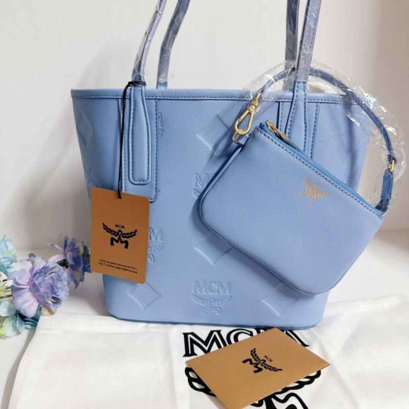 รุ่นใหม่คร้า กระเป๋าสะพายหนังสีฟ้า น่ารักมากโปร New Mcm mini tote +ใบลูก รอเช็คสต๊อก