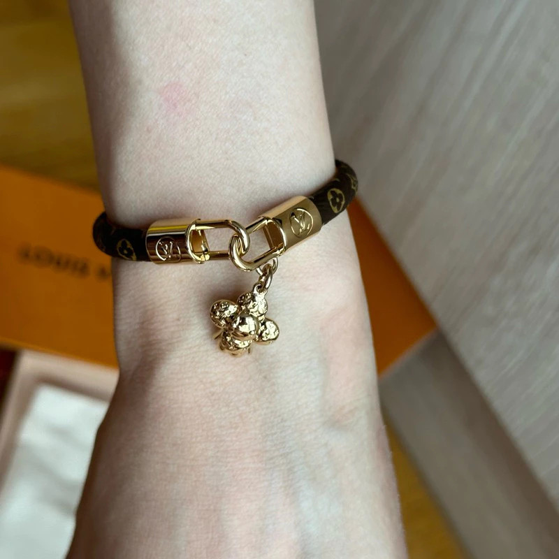 LOUIS VUITTONใหม่ พร้อมส่ง สร้อยข้อมือ Lv เลือกได้ 2024