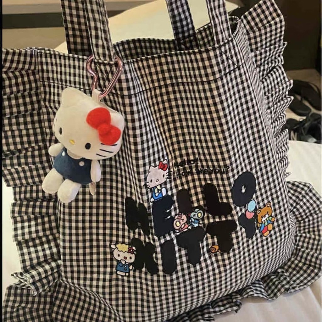 ♞,♘,♙Sanrio Hello Kitty กระเป๋าสะพายไหล่ลายตารางหมากรุกสีดำและสีขาวกระเป๋าถือผ้าแคนวาสเดินทางไปทำงา