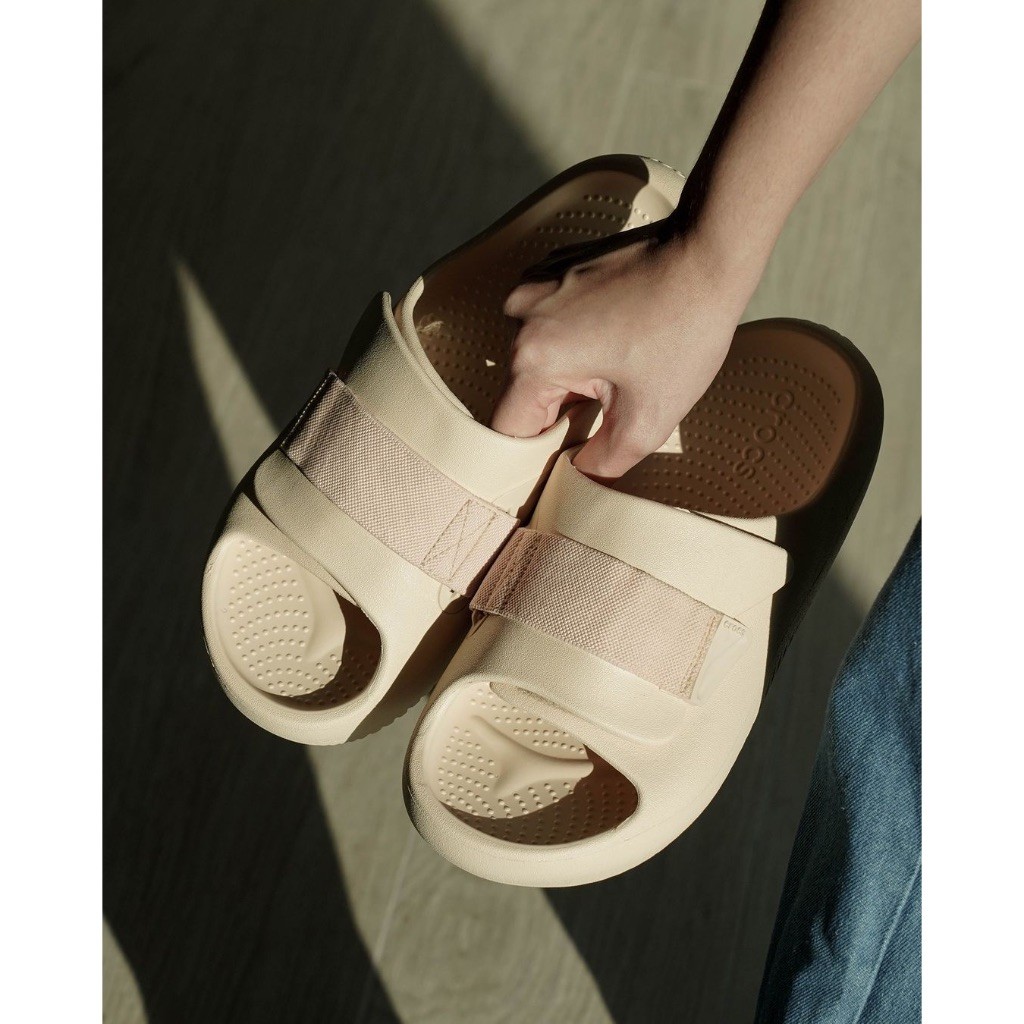 ♞,♘Crocs MELLOW RECOVERY CLOG/ SLIDE   Collection รองเท้าแตะ รองเท้าลำลอง พื้นนุ่ม ใส่สบาย  -พรีออเ