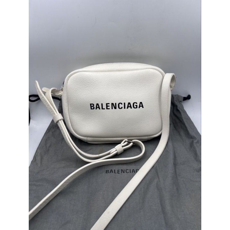 กระเป๋าสะพาย ทรงกล่อง สีขาว กนังนุ่มคร้า กระเป๋าสะพาย Used Balenciaga Camera Bag ขนาด 7.5 รอเช็คสต๊