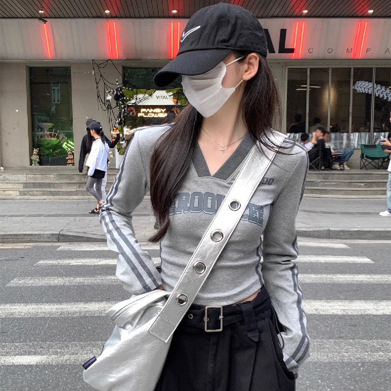 Solovely ผู้หญิง สไตล์เกาหลี คอวี เสื้อครอป พิมพ์ลาย แขนยาว เสื้อยืด