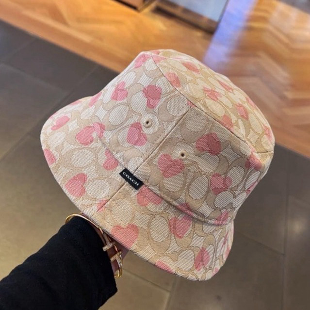 ♞พร้อมส่งที่ไทย New Coach หมวก Heart Print Bucket Hat วาเลนไทน์