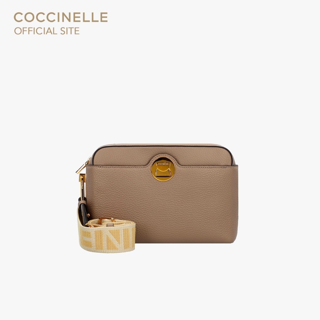 COCCINELLE กระเป๋าสะพายผู้หญิง รุ่น LIYA สี WARM TAUPE