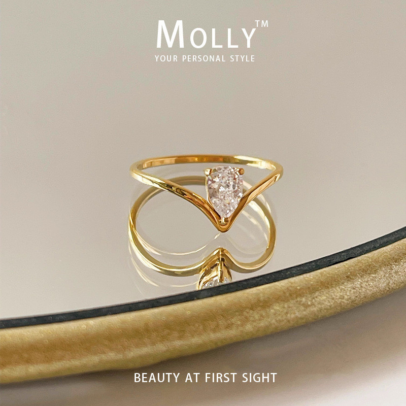 Molly สแตนเลส Minimalist V Zirconia แหวนเพชร 18K Gold Plated Non Tarnish Hypoallergenic Non Fade Hypoallergenic แหวนสําหรับผู้หญิง