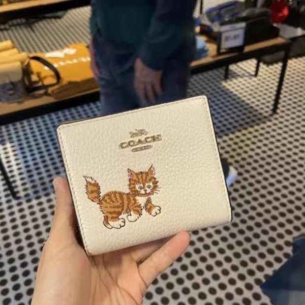 กระเป๋าสตางค์ COACH CC472 ลายลูกแมวเต้นรํา