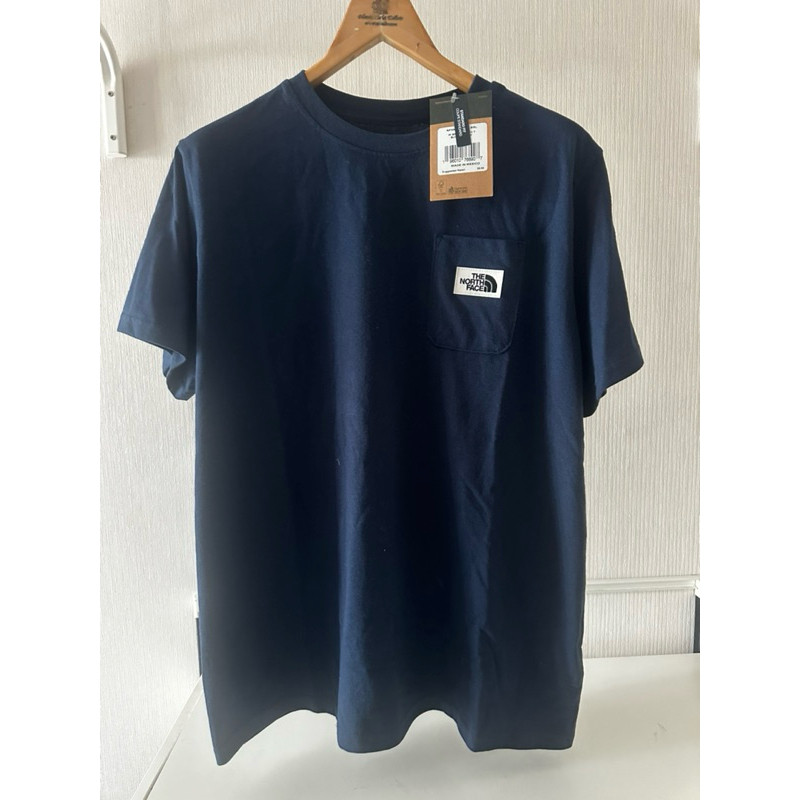 ♞เสื้อยืด THE NORTH FACE สีกรม มีกระเป๋า ของแท้100% นำเข้าจาก  RT