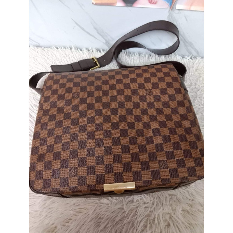 กระเป๋าสะพายข้าง  Louis vuitton  กระเป๋าแบรนด์เนมของแท้ สภาพดี ใช้งานไม่กี่ครั้ง เก็บไว้อย่างดี ไม่