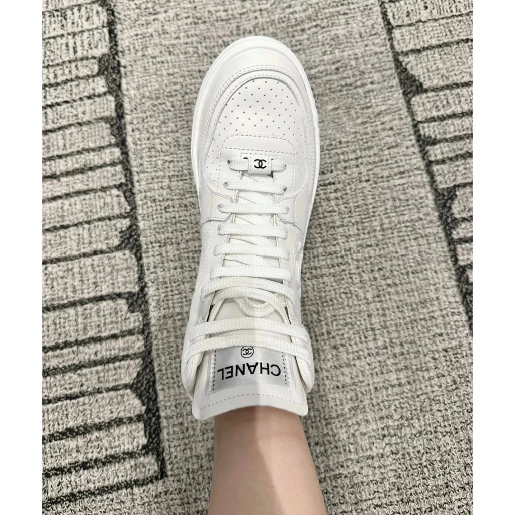 [คุณภาพสูง] Ch @ el Chanel 23A ใหม่ รองเท้าผ้าใบหนัง ส้นหนา ข้อสูง แบบผูกเชือก สีขาวนู้ด สําหรับผู้