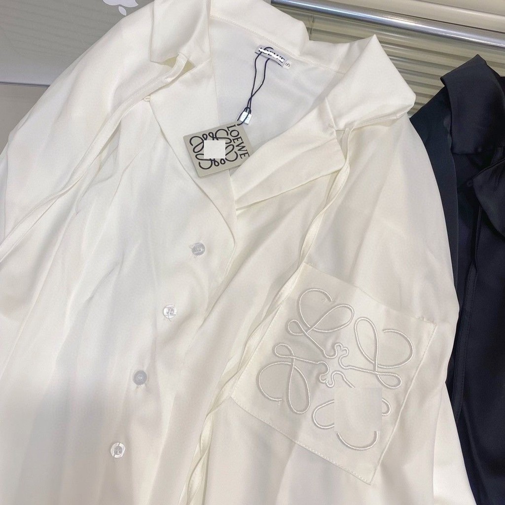 Loewe2024 เสื้อเชิ้ตกันแดด ผ้าซาติน ปักลาย สามมิติ ทรงหลวม สีดํา สีขาว สําหรับผู้หญิง