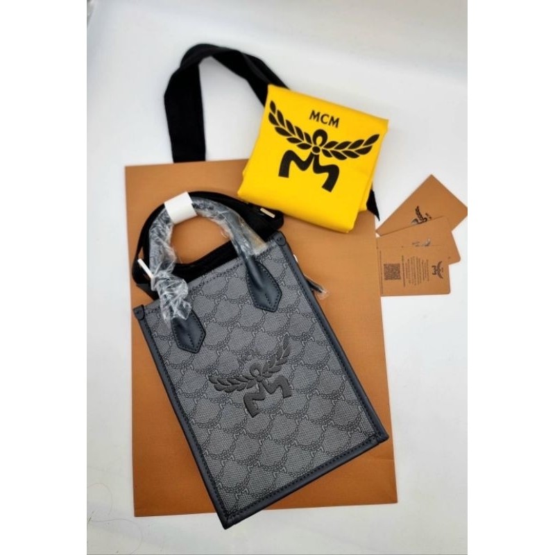 รุ่นใหม่ ชนshop New Mcm crossbody bagกระเป๋าสะพาย/ถือได้ มี 2สี รอเช็คสต๊อก