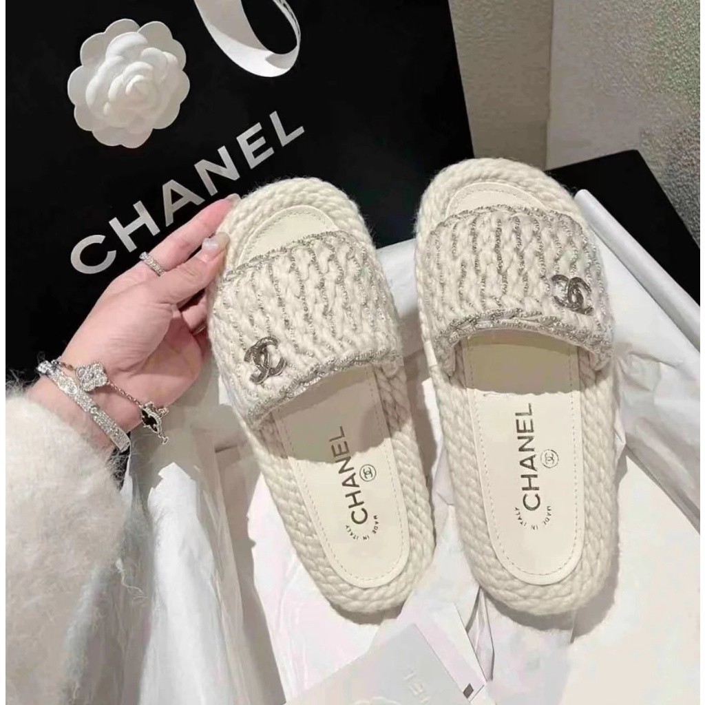 Chanel ใหม่ รองเท้าแตะส้นแบน ผ้าถัก แบบหนา แต่งสายโซ่ คุณภาพสูง แฟชั่นฤดูร้อน สําหรับผู้หญิง 2023 ร