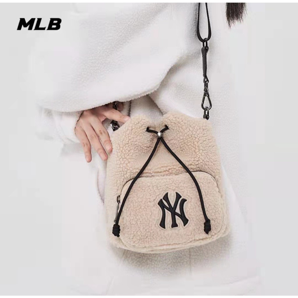 ♞,♘,♙MLB (พร้อมส่ง) MLB FLEECE BUCKET BAG กระเป๋าถือขนแกะ กระเป๋าสะพายข้างNY ของแท้%