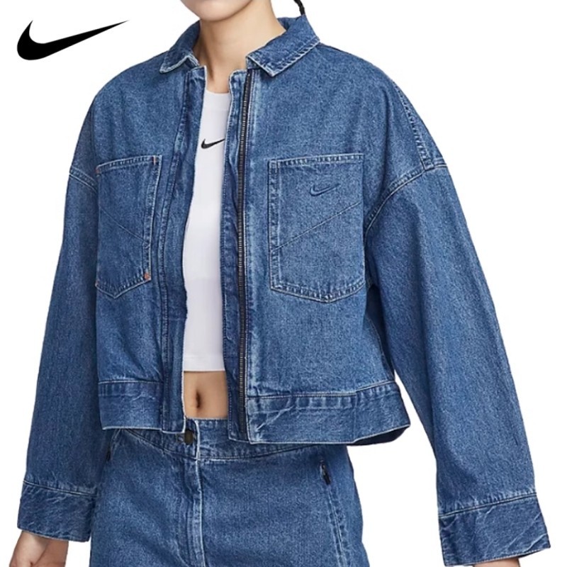 ♞Ready Stockของแท้ 100% NIKE SPORTSWEAR Womens ปักโลโก้ Vintage Denim Jacket Jacket HQ1471 RT