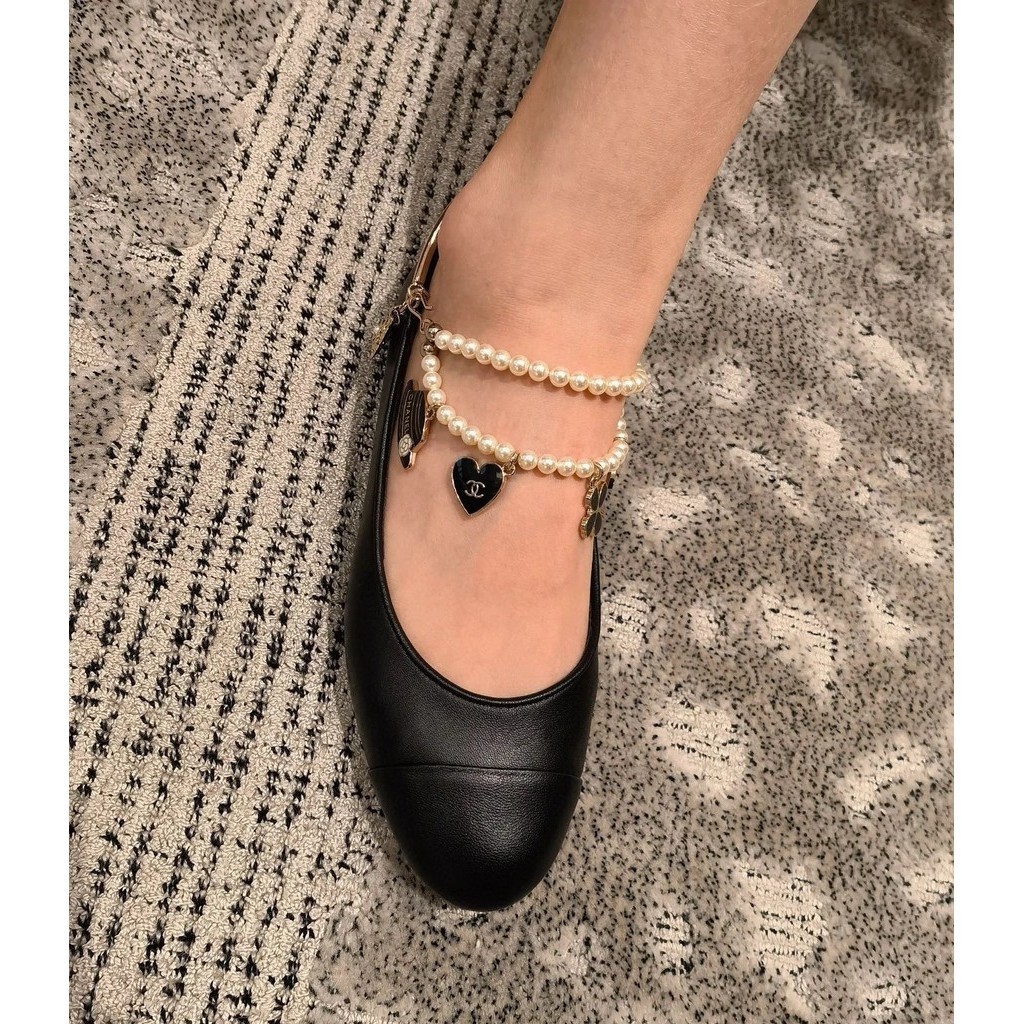 [Top Quality] ch @ el Chanel 2024 รองเท้าแมรี่เจน หนังวัวแท้ ส้นแบน แต่งสายโซ่ ประดับไข่มุก สไตล์ชา