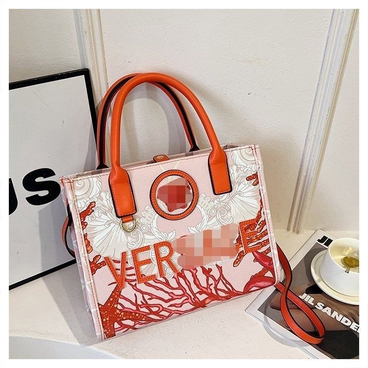 Versace กระเป๋าผ้าใบ Tote Bag ผู้หญิงใหม่ 2024 แบบพกพาอเนกประสงค์ความจุขนาดใหญ่กระเป๋าการ์ตูนไหล่เดี