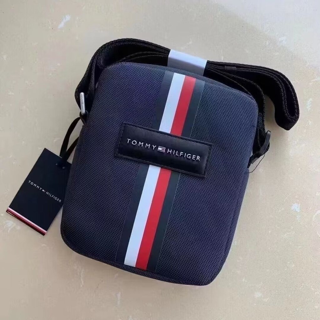 Tommy Hilfiger กระเป๋าสะพายข้างแฟชั่น น้ําหนักเบา พร้อมกระเป๋ากันฝุ่น อเนกประสงค์ สําหรับผู้ชาย