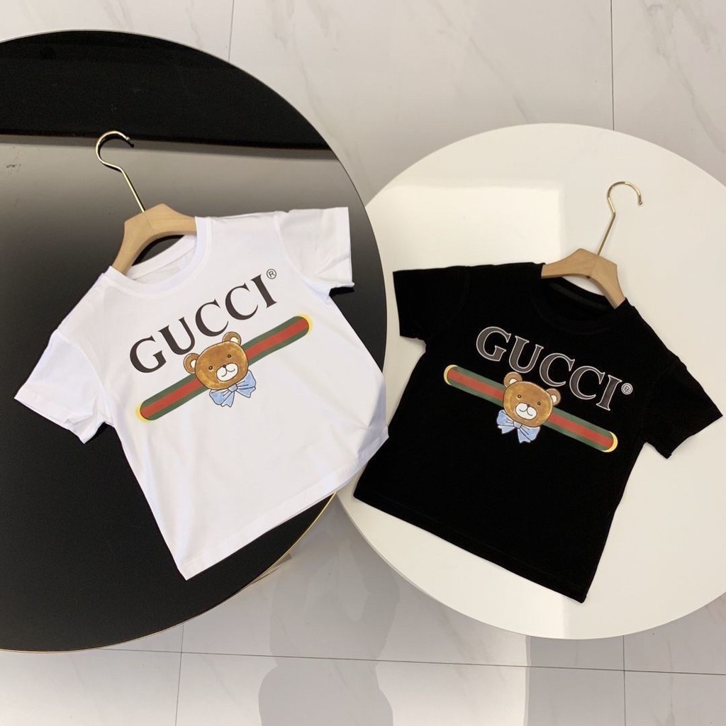 GUCCI กุชชี่ เสื้อยืดแขนสั้นเด็กสไตล์ฤดูร้อนใหม่พิมพ์ลายตัวอักษรเสื้อผ้าเด็กมีสไตล์สําหรับผู้ชายและผ