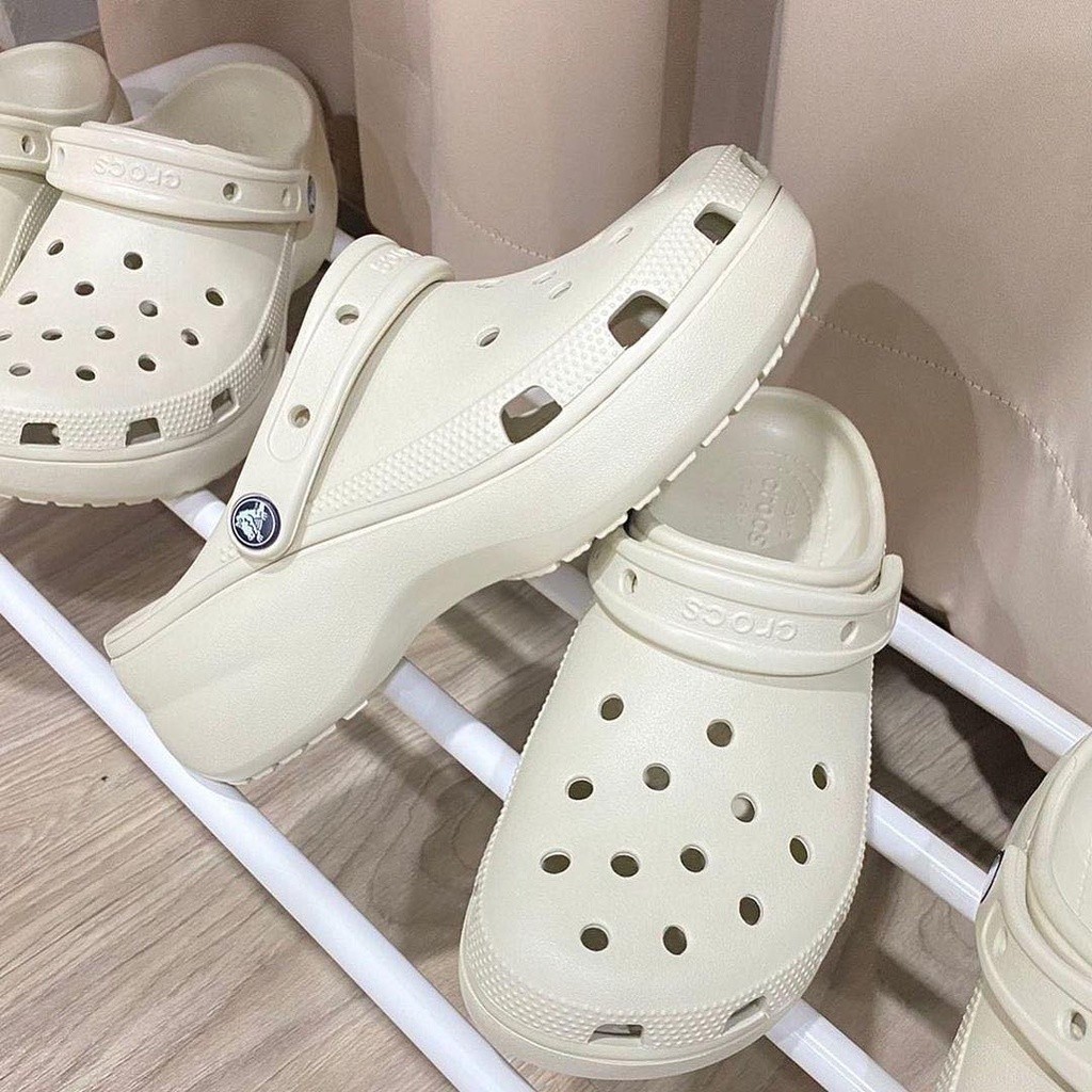 



 ♞,♘,♙พร้อมส่ง Crocs Classic Platform สี bone [ของเเท้ 100%]