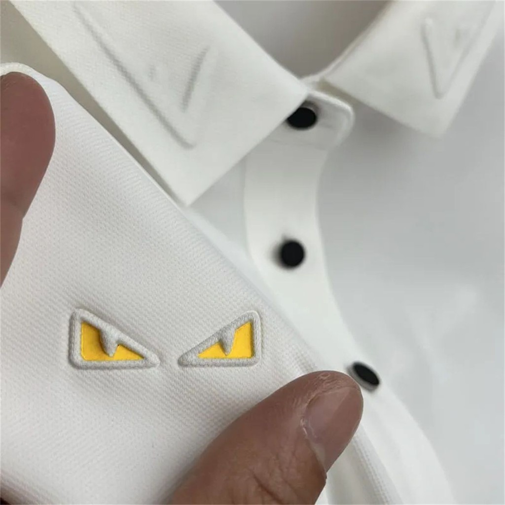 Fendi 2024 ฤดูร้อนยุโรปสบายเสื้อโปโลระดับไฮเอนด์แฟชั่นไม่มีรอยต่อ Taped Monster ปกแขนสั้นผู้ชาย