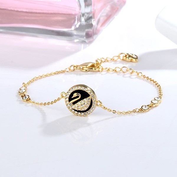 



 ♞,♘กำไลข้อมือเเท้ Swarovski Leather Swan กำไลข้อมือจี้หงส์วงกลมสีดำ ทอง พร้อมส่ง ของขวัญสำหรับ