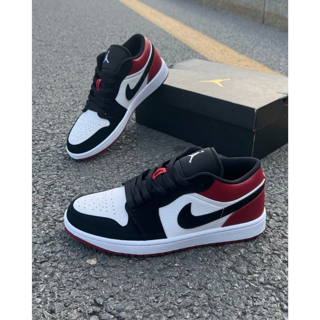 ♞【จัดส่งที่รวดเร็ว】 NIKE AIR JORDAN 1 LOW OG BLACK TOE รองเท้ากีฬาชายและหญิง