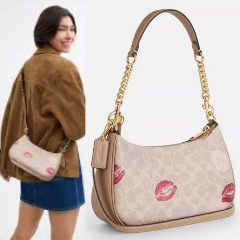 ♞(สด-ผ่อน) CZ938 9 นิ้ว TERI SHOULDER BAG IN SIGNATURE CANVAS WITH LIPS PRINT 2025