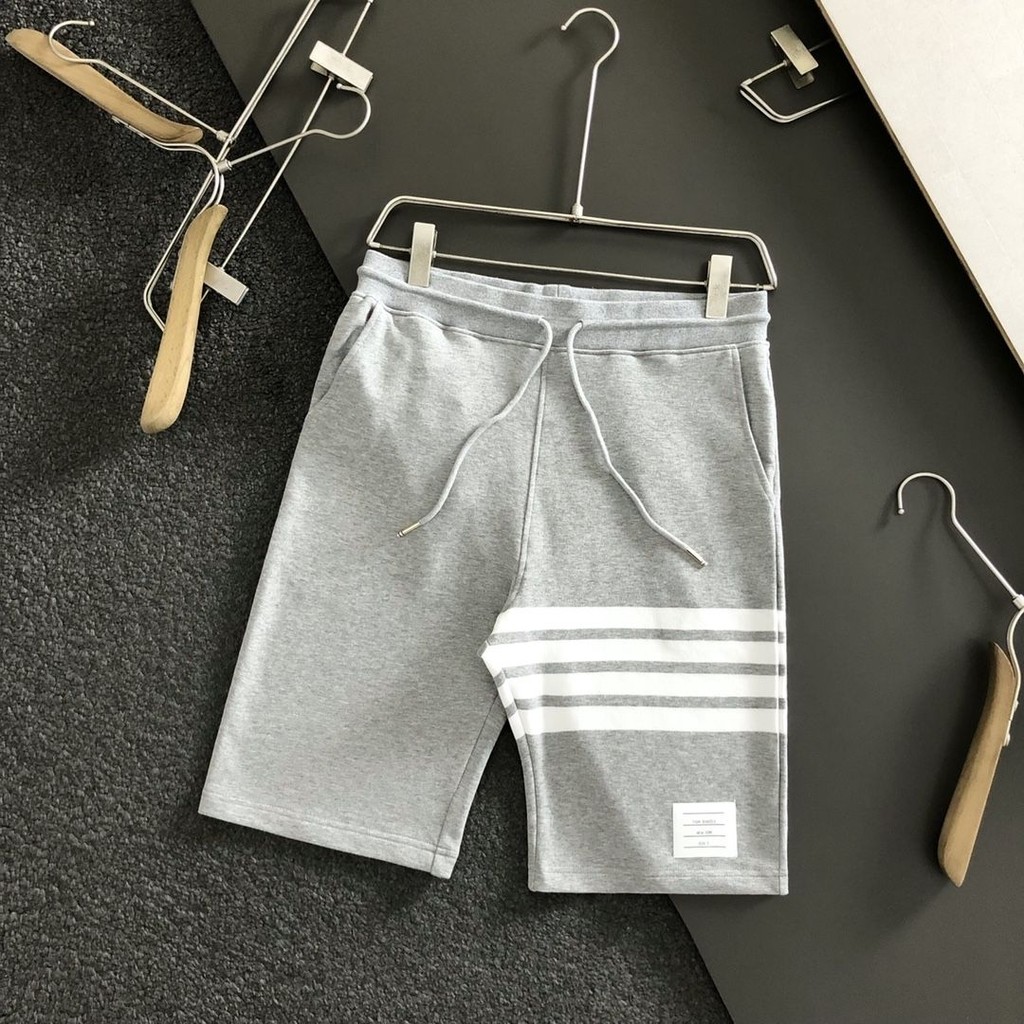 โรงงานขายส่ง THOM BROWNE Clearance แบรนด์อินเทรนด์ TB ลายอเมริกันสีทอสี่บาร์กางเกงขาสั้นผ้าฝ้ายผู้ชายและ Wome