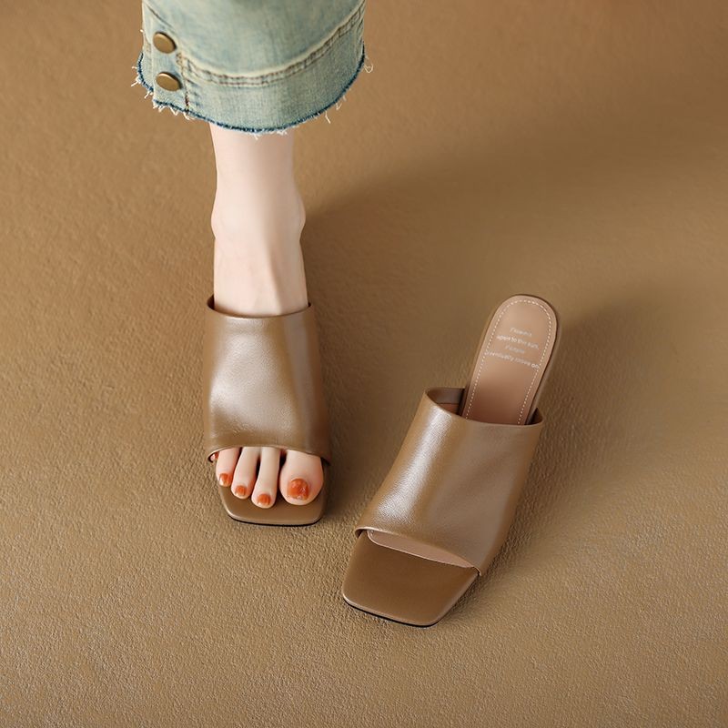 หนังนุ่มภาษาฝรั่งเศสคํา Minimalist สไตล์ Classy Square Toe เปิดนิ้วเท้ารองเท้าแตะผู้หญิงฤดูร้อนสวมใส่ด้านนอก 4.5 ซม.Wedge Heel แฟชั่น All-Match รองเท้าแตะ
