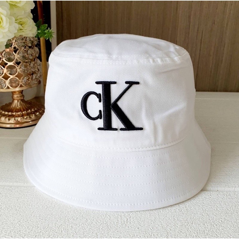 ♞,♘,♙หมวก CK Calvin Klein Bucket Hat วัสดุ Organic Cotton 100% สีขาว ทรงบัคเก็ต