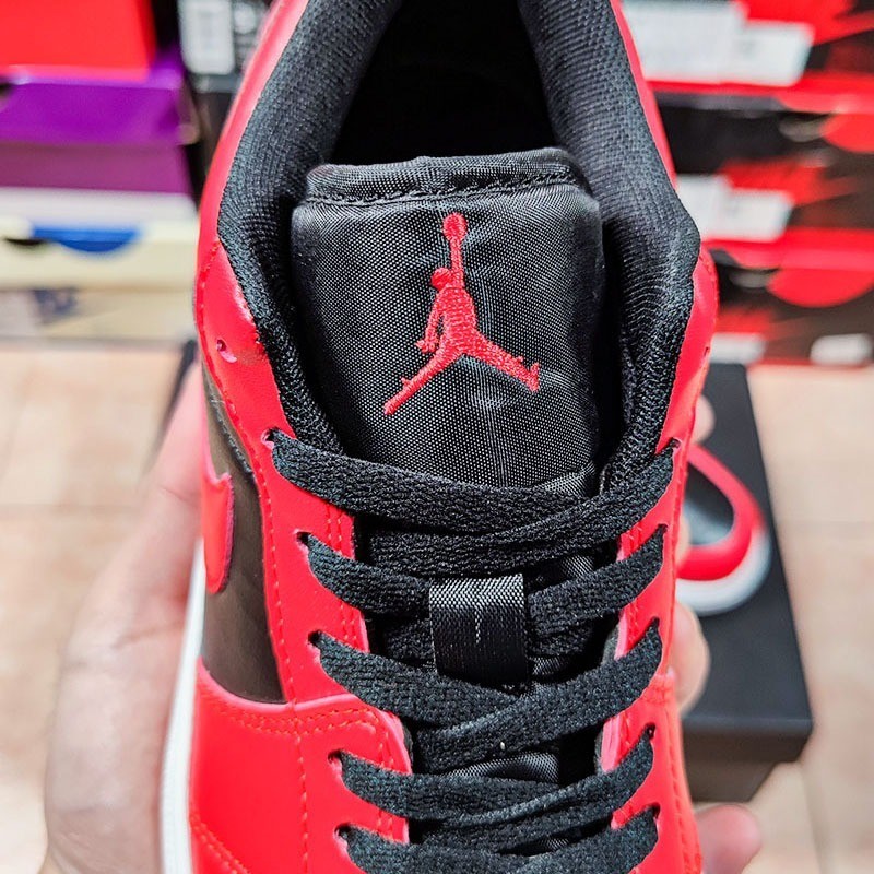 ♞ผ้าใบ Nike Air Jordan 1 Retro Low 'Varsity Red' aj1 รองเท้า light


